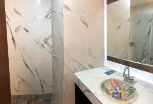 La salle de bains est pourvue d'un lavabo et d'un miroir. dans l'établissement Hotel Conquistador, à Mazatlán