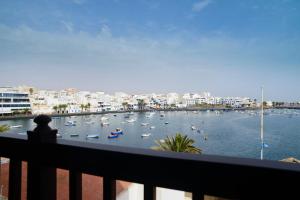 vistas a un puerto con barcos en el agua en Luxury Buenavista el Charco + private parking, en Arrecife