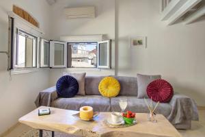 un soggiorno con un divano e un tavolo di Corfu Centro Storico flat a Città di Corfù