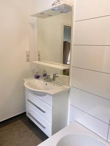 Ett badrum på Apartments Lissy I und II