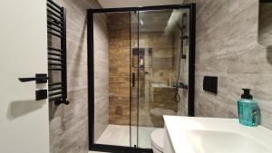 La salle de bains est pourvue d'une douche, de toilettes et d'un lavabo. dans l'établissement City Aparts Nisantasi, à Istanbul