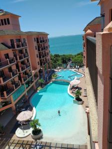 vistas a la piscina desde el balcón de un complejo en ApartHotel no Jurerê Beach Village, en Florianópolis