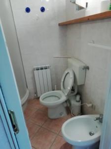 a bathroom with a toilet and a sink at La Terrazza nel carrùggio in Fezzano