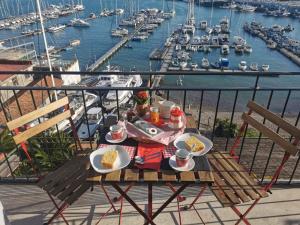 - une table avec de la nourriture sur un balcon avec un port de plaisance dans l'établissement CASA D'AMARE, à Salerne