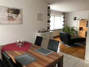 comedor y sala de estar con mesa y sillas en Kraichgau-Nest, en Reichartshausen