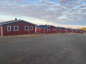 a row of red houses in a parking lot at Fjällsikten Apartment in Granberget