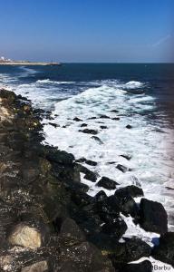 eine felsige Küste mit dem Meer und den Wellen in der Unterkunft Studio David Eforie Nord in Eforie Nord