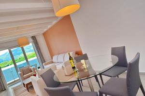 una sala da pranzo con tavolo e sedie in vetro di Apartments Bojana a Tivat