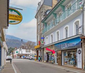 une rue dans une ville avec des boutiques et des bâtiments dans l'établissement Cosy au coeur des 3 vallées, à Argelès-Gazost