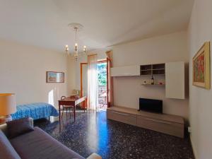 un soggiorno con divano e tavolo di Lovely Balcony San Gimignano Apartments a San Gimignano