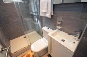 un bagno con wc, doccia e lavandino di Apartments Bojana a Tivat Altre 37 foto