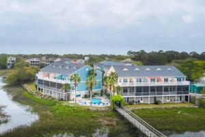 una vista aérea de un complejo con una masa de agua en Turtle Bay 5 en Folly Beach