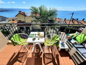 balcón con mesa, sillas y vistas al océano en MORABEZA Opatija en Opatija