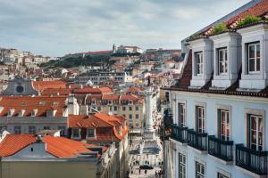 リスボンにあるRossio - Chiado | Lisbon Cheese & Wine Apartmentsの建物や屋根のある街並み