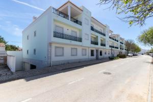 a white building on the side of a street at Casa do Afonso Cabanas Beach in Cabanas de Tavira