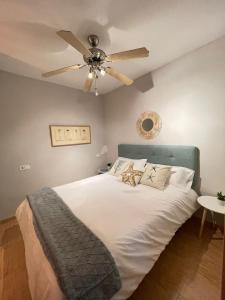 1 dormitorio con 1 cama y ventilador de techo en Les Palmeres Centre, en Les Cases d'Alcanar