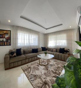 sala de estar con sofá y mesa en Sublime appart au centre d’oujda avec parking en Oujda