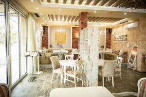 a restaurant with tables and chairs in a room at семеен хотел Прованс Ахелой in Aheloy