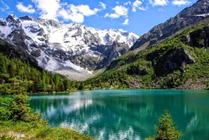 vistas a un lago de montaña en un valle en FIOCCO DI NEVE, en Vezza d'Oglio