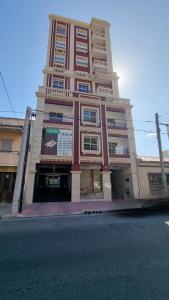 a tall building on the corner of a street at Hermoso departamento, excelente ubicación. in Salta
