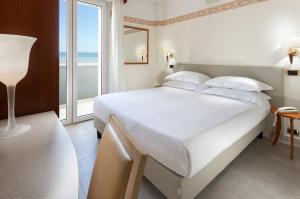 A bed or beds in a room at Hotel Bikini
