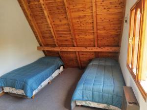 Кровать или кровати в номере Habitacion privada en cabaña compartida "Los Cordobeses"
