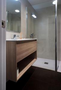 y baño con lavabo y ducha. en Apartamento turístico Parque Borja, en Borja