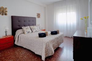 1 dormitorio con 1 cama grande y 2 almohadas en Apartamento turístico Parque Borja, en Borja