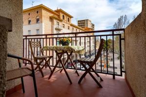 a balcony with a table and chairs on a balcony at Apartamento turístico Parque Borja in Borja