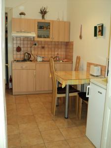 Apartment Horvat في زغرب: مطبخ مع طاولة وطاولة وكراسي