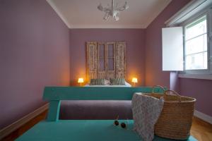 uma sala de estar com um sofá e um espelho em Graça - Castle | Lisbon Cheese & Wine Apartments em Lisboa