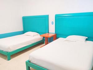 Ocean Drive Hotel tesisinde bir odada yatak veya yataklar