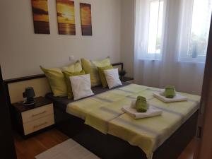 ein Schlafzimmer mit einem Bett mit zwei Handtüchern darauf in der Unterkunft Apartments Hausmann in Novalja