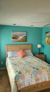 A bed or beds in a room at Spencer's Myrtle Beach Rental at Arcadian Dunes