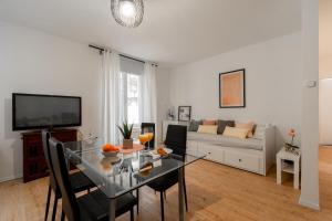 salon ze stołem i kanapą w obiekcie Apartment Brandesa w Korčuli