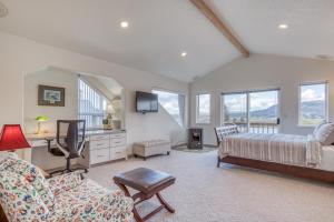 Χώρος καθιστικού στο Coastal River Haven - Meredith Lodging
