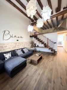 sala de estar con sofá y escalera en BÁNOVA APARTAMENTO TURÍSTICO en Alhama de Aragón