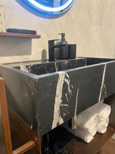 - Baño con lavabo de mármol negro en BÁNOVA APARTAMENTO TURÍSTICO en Alhama de Aragón