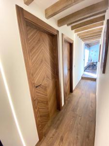 a hallway with a wooden door in a house at BÁNOVA APARTAMENTO TURÍSTICO in Alhama de Aragón