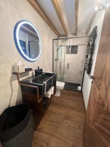 La salle de bains est pourvue d'un lavabo et d'un miroir. dans l'établissement BÁNOVA APARTAMENTO TURÍSTICO, à Alhama de Aragón