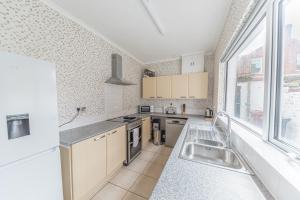 Кухня или мини-кухня в *KING BED* LUXURY CITY CENTRE HOUSE
