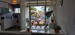 eine Küche und einen Balkon mit einem Tisch und Stühlen in der Unterkunft ApartamentoCalellaClos in Calella de Palafrugell