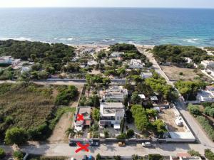 eine Luftansicht eines Hauses neben dem Meer in der Unterkunft Punta Prosciutto Angel Bay B&B in Punta Prosciutto