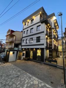 um edifício branco com luzes na lateral em Comfort Hotel em Struga