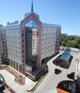 an aerial view of a building with a pool at Gulf Stream Hotel in Kazan
