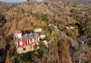 una casa al lado de una montaña en The Sky Imperial Jungle Camp Resort, en Kumbhalgarh