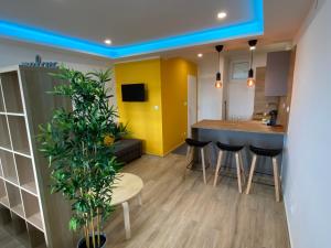 une cuisine avec des murs jaunes, une table et des chaises dans l'établissement Studio apartment F&J, à Sveti Filip i Jakov