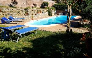 A piscina localizada em Cottage Giardino dell'Alcantara ou nos arredores