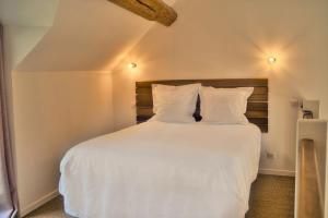 Tempat tidur dalam kamar di L’Oxalis villa, Sauna et Jaccuzi privatif