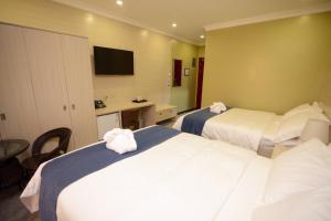 Cama o camas de una habitación en The Caye Hotel
